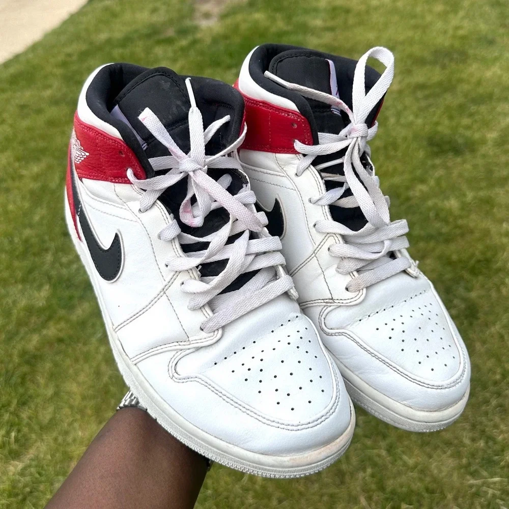 Nike Air Jordan 1 Mid Chicago Athletic Shoes Men's Size 9 White Black Gym Red